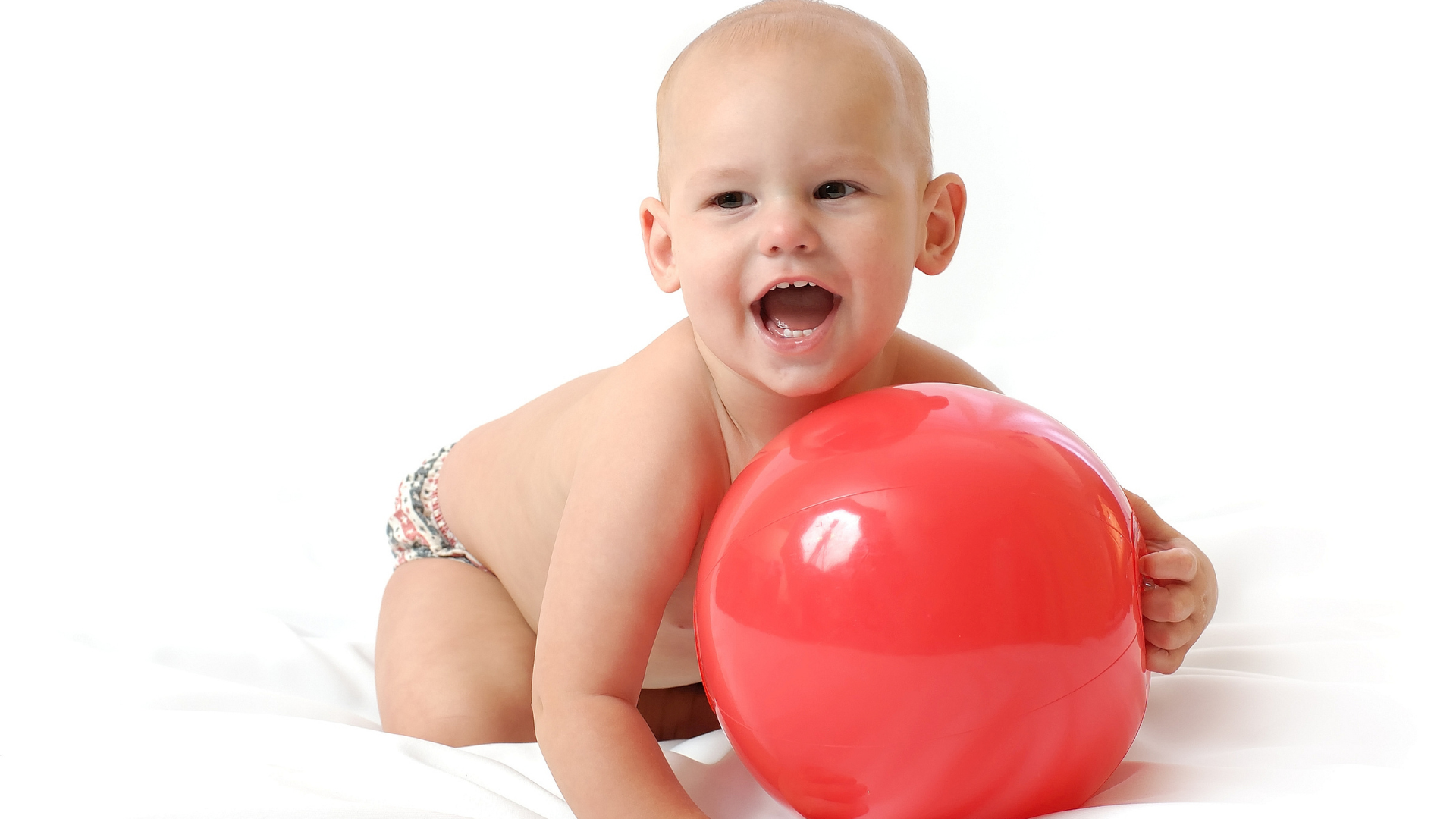 trẻ 1 đến 3 tuổi thích bóng